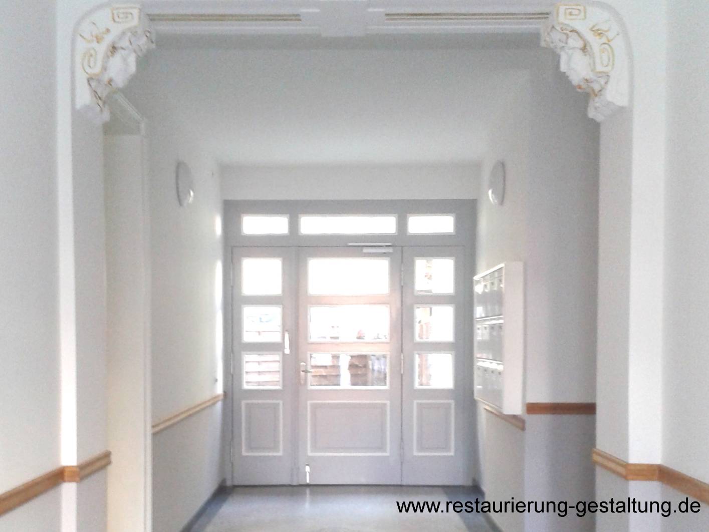 X Dezenter aber sehr edler Eingangsbereich in einer historischen Durchfahrt in Berlin Friedrichshain.  Durch seine fundamentierten Erfahrungen am Denkmal kann das Unternehmen restaurierung & gestaltung seine Erfahrungen in jedem Altbau ausspielen. Oft ist nicht eine üppige Malerei, sondern die dezente Gestaltung an der richtigen Stelle gefragt. Auch kann eine richtige Gestaltung und das richtige Farbmaterial den Untergrund und seine Oberfläche schonen und schützen. Oftmals sind aber auch viele Untergründe über die Generationen schlecht und Unfachgerecht überarbeitet. Hier kann das Unternehmen mit seinem Restaurator und Malermeister Schimpf seine Stärken ausspielen. So wurden in den letzten zwei Jahrzehnten viele historische Treppenhäuser mit Entrees und Eingängen fachgerecht und für die nächsten Generationen überarbeitet.